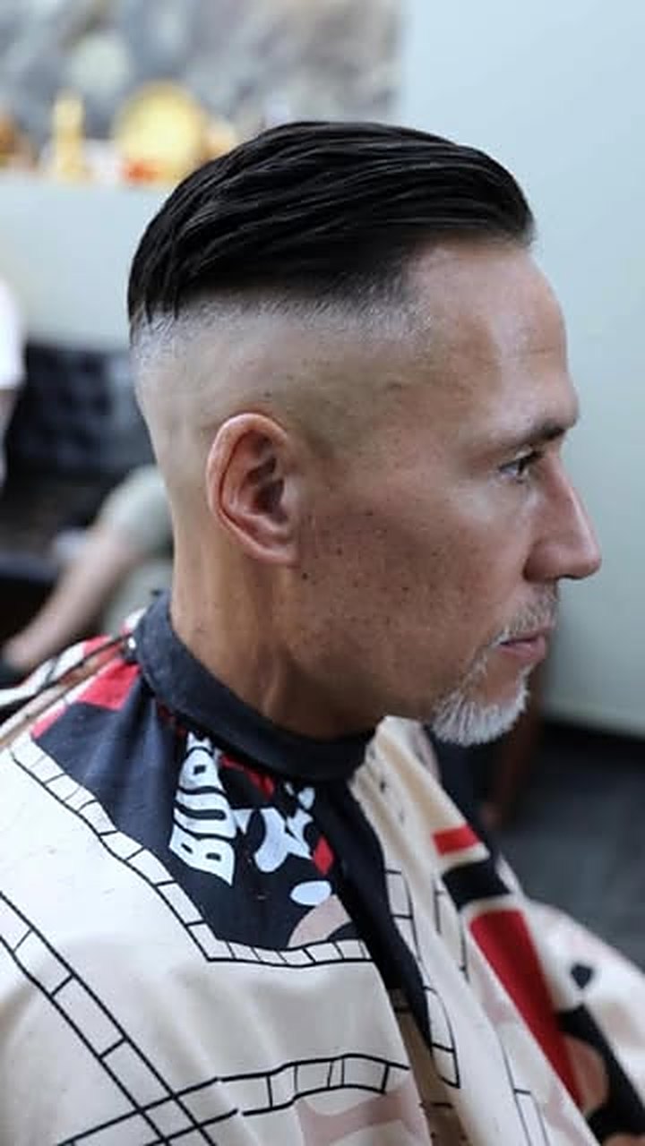 Slick back med hög fade